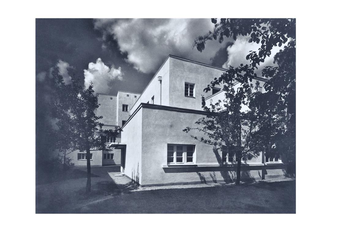 Neben dem Mehrfamilienhaus von Mies van der Rohe entstand auch eines von Peter Behrens. In dem Künstleratelier dort ist heute die Architekturgalerie untergebracht, in der  immer wieder spannende Ausstellungen gezeigt werden.