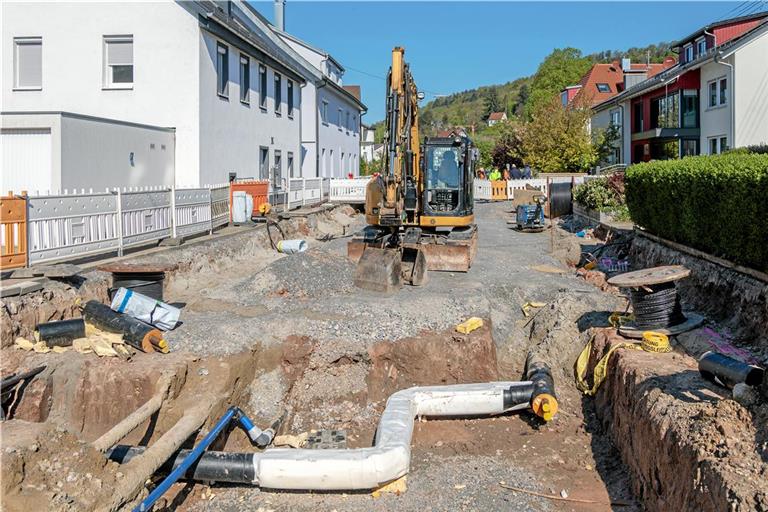 Neben der Neuordnung und Sanierung einzelner Leitungen wird auch der Unterbau der Straße mit Frostschutz- und Tragschicht erneuert.