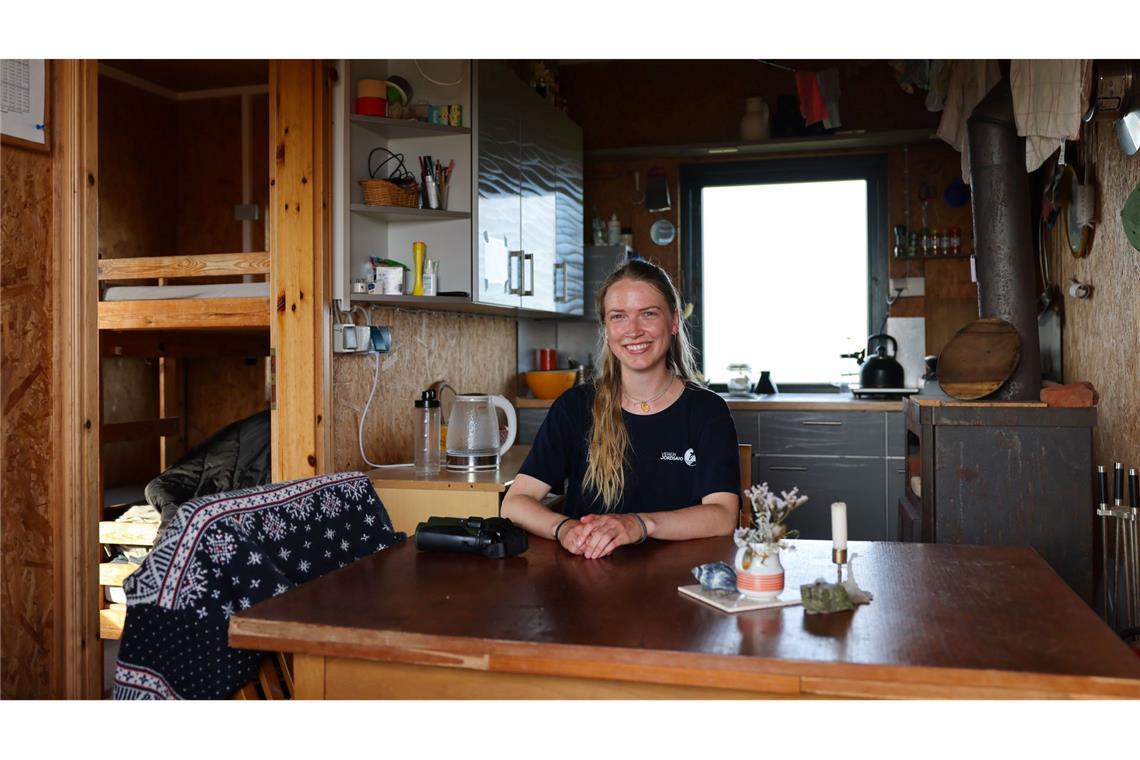 Nele Waltering sitzt in der Wohnküche des Pfahlbaus auf der Hallig Norderoog.