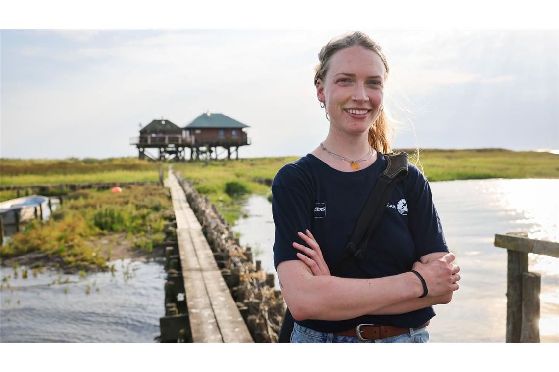 Nele Waltering, Vogelwartin des Vereins Jordsand auf Norderoog, steht auf dem Anleger der Hallig Norderoog. Die Vogelwartin lebt monatelang alleine auf der 9 Hektar großen Hallig im Wattenmeer.