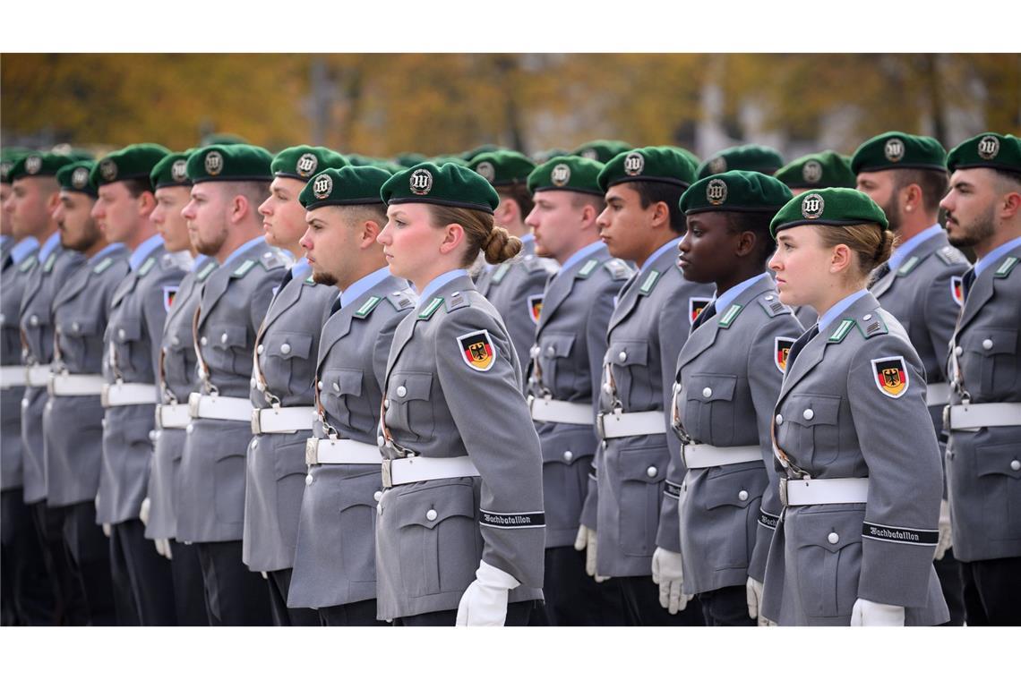 Neue „Ausgehuniformen“ für die Bundeswehr sollen insgesamt 825 Millionen Euro kosten.