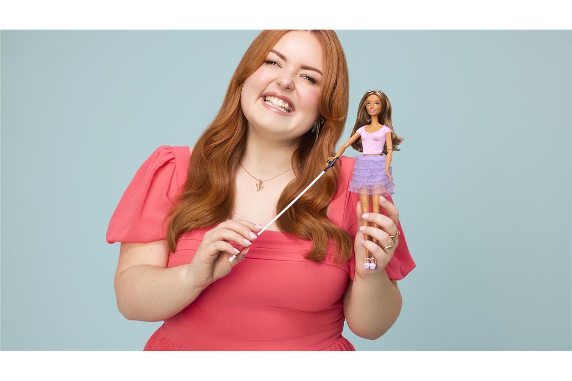 Neue Barbie-Puppe: Die blinde Rundfunksprecherin Lucy Edwards hält die erste blinde Barbie in den Händen.