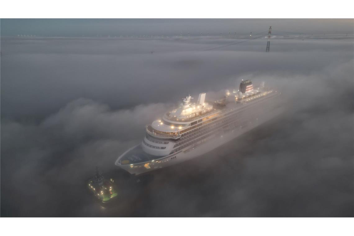 Neues Kreuzfahrschiff aus der Meyer-Werft - die "Asuka III"  auf dem Weg in die Niederlande