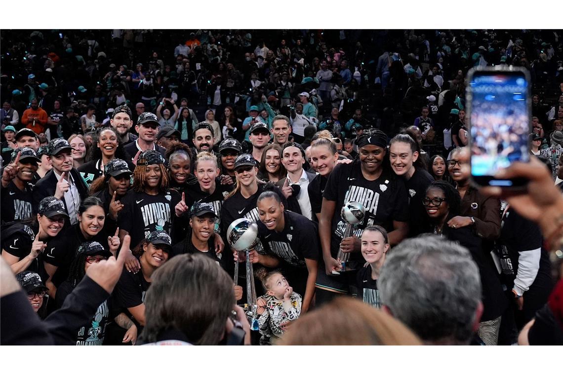 New York Liberty: Posen mit der Meisterschaftstrophäe.