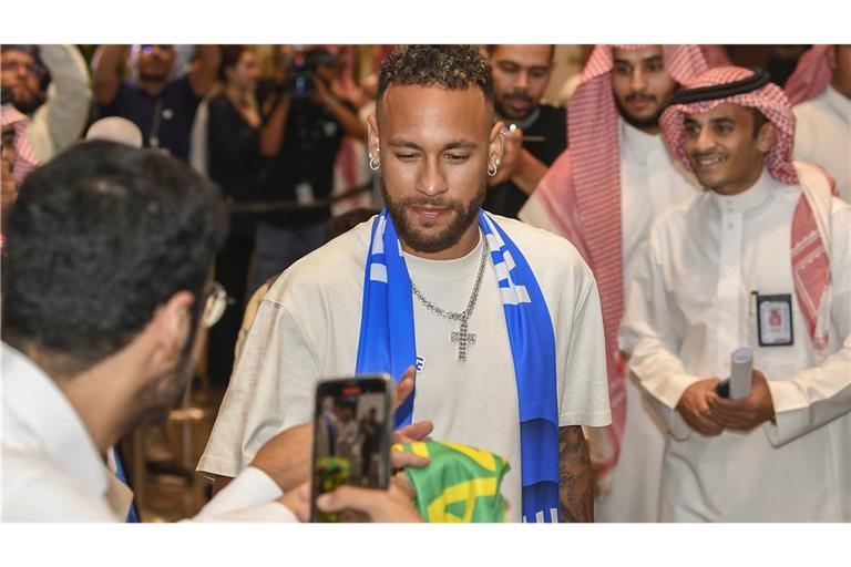 Neymar (M), im vergangenen Jahr bei seiner Ankunft am King Khalid International Airport in Saudi-Arabien. Der brasilianische Stürmer musste wegen einer Verletzung lange pausieren.