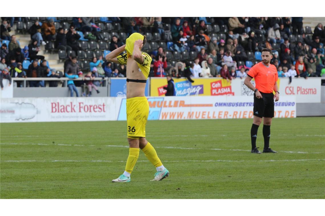 Nicht nur Mario Borac konnte es nicht fassen: Die Blauen  waren gegenüber der bärenstarken Hinrunde nicht mehr wiederzuerkennen, verloren am 21. April beim FSV Frankfurt mit 1:3 und am 5. Mai beim FC-Astoria Walldorf mit 2:3. Mit Auswärtssiegen  hätten die Kickers eine Vorentscheidung zu ihren Gunsten im Aufstiegsrennen herbeiführen können.