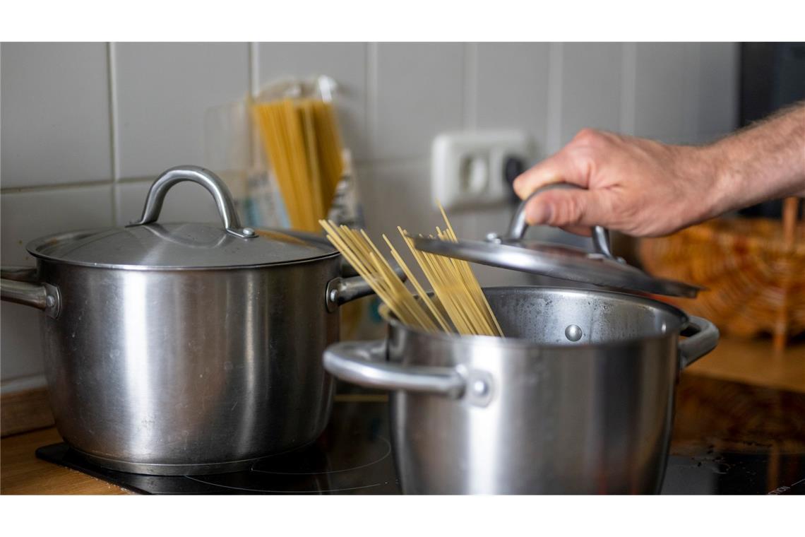 Nicht nur Nudeln richtig bissfest zu kochen ist eine Wissenschaft für sich - auch das Salzen des Wassers kann man zu einer machen. (Symbolbild)