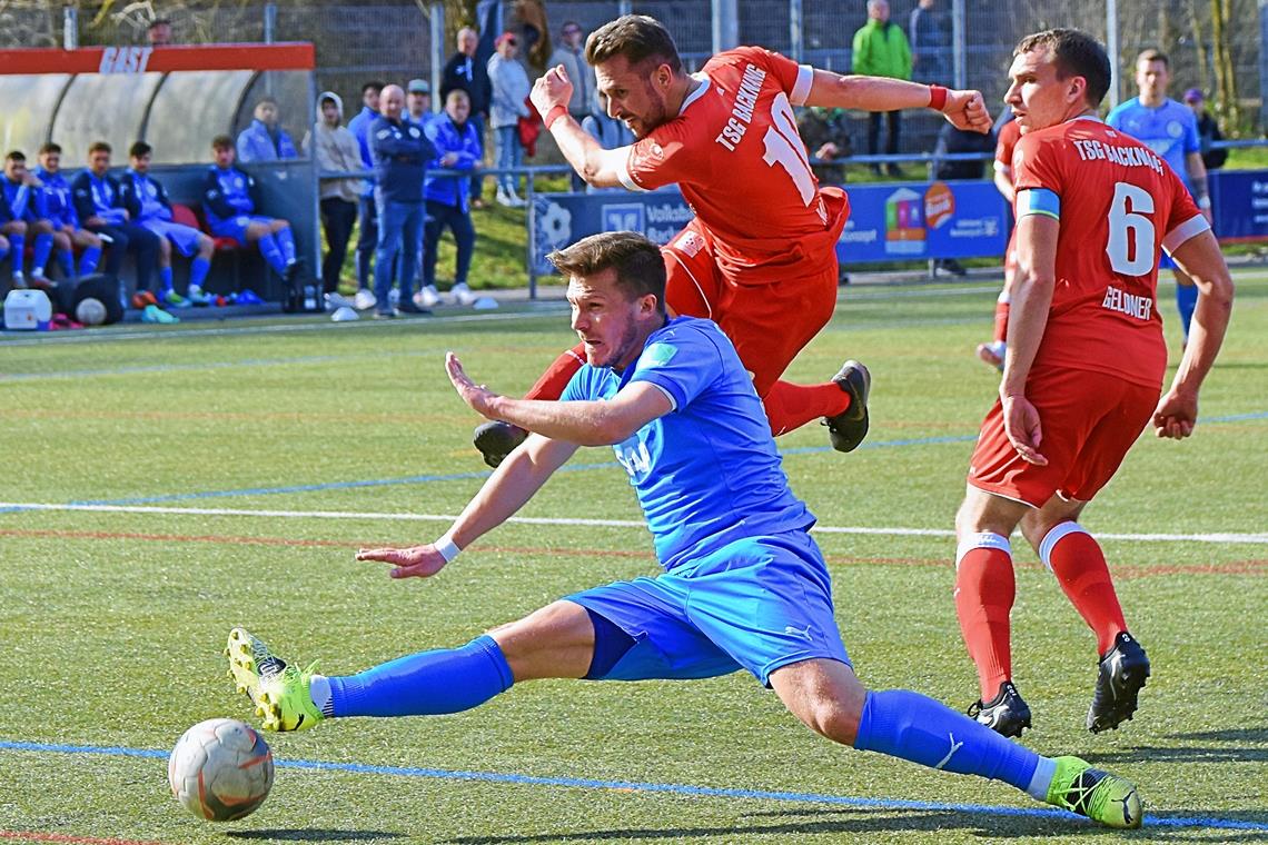 Nicht zu bremsen: Mario Marinic (Mitte). Mit dem 3:0 macht der Routinier nach gut einer halben Stunde seinen Hattrick perfekt. Foto: T. Sellmaier