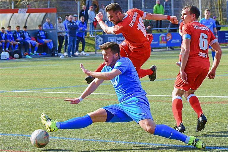 Nicht zu bremsen: Mario Marinic (Mitte). Mit dem 3:0 macht der Routinier nach gut einer halben Stunde seinen Hattrick perfekt. Foto: T. Sellmaier