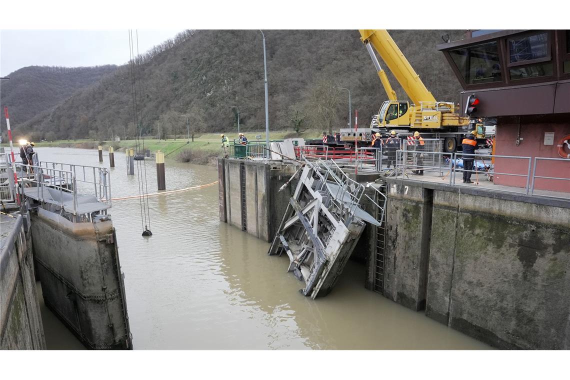 Nichts geht mehr nach dem Unfall an der Schleuse Müden an der Mosel. Mitarbeiter des Wasser-und Schifffahrtsamtes haben begonnen, die Schleuse in Müden zu reparieren. Durch die Kollision mit einem Schiff wurde das Schleusentor zerstört.