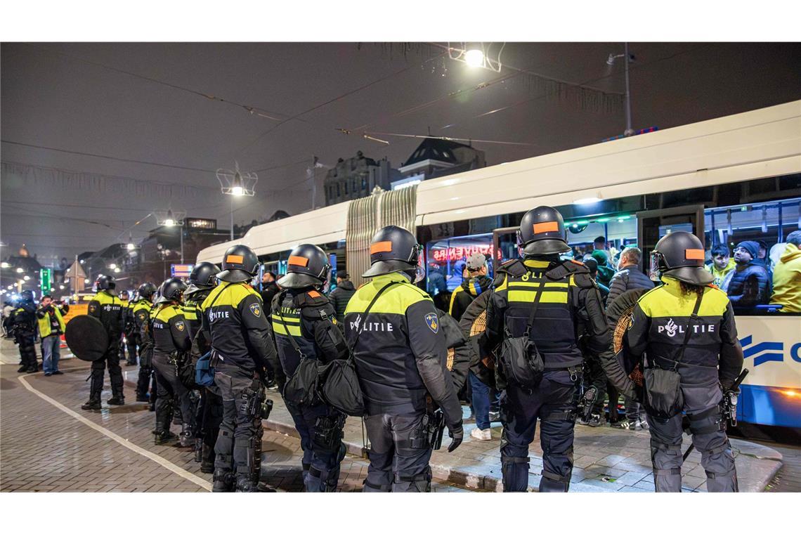 Niederländische Polizeikräfte im Einsatz nach gewaltsamen Ausschreitungen in Amsterdam.