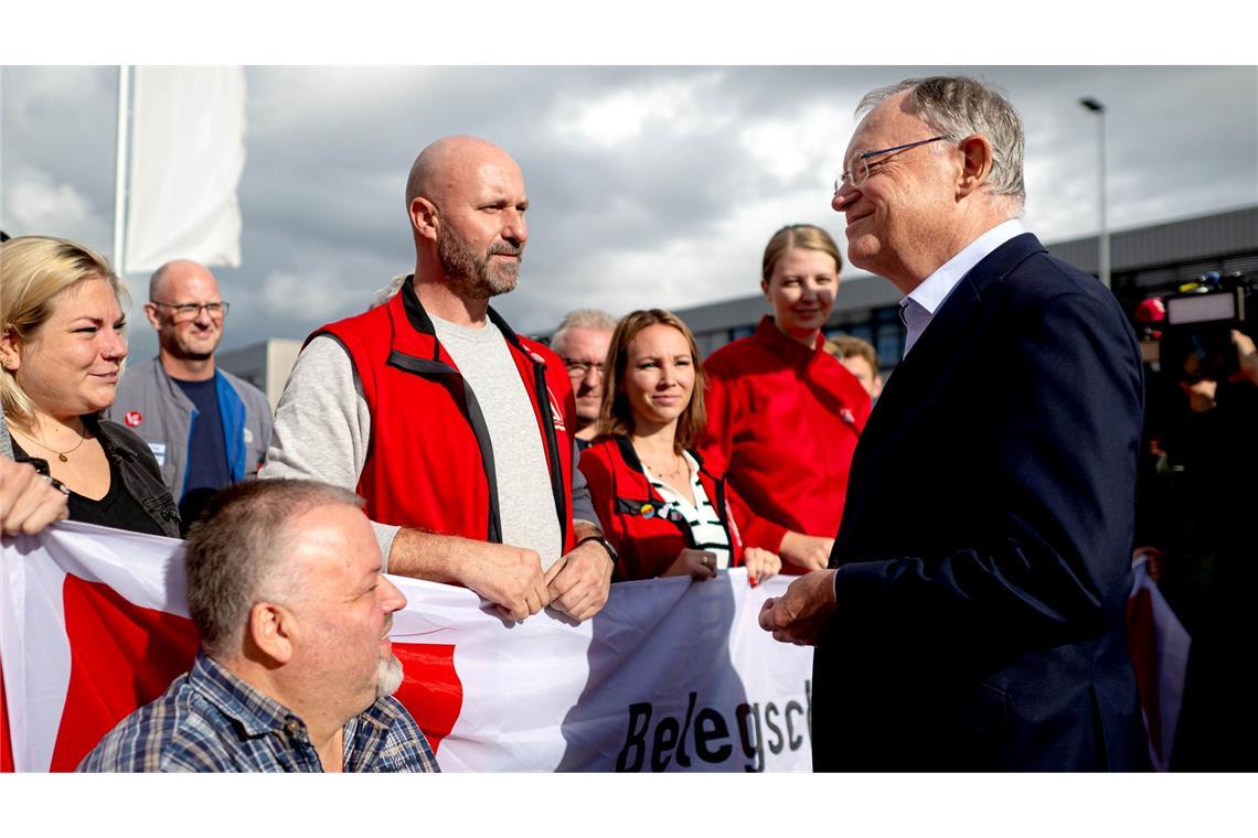 Niedersachsens Ministerpräsident Stephan Weil sprach mit Vertretern des Betriebsrats im Emder VW-Werk.