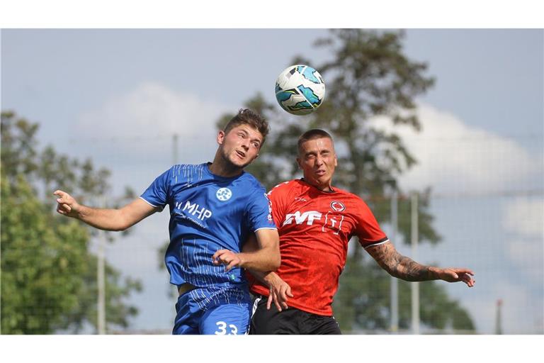 Niklas Antlitz (li.) von den Stuttgarter Kickers im Luftkampf mit Göppingens Filip Milisic – nun kommt es zu dem Duell in der Regionallilga.