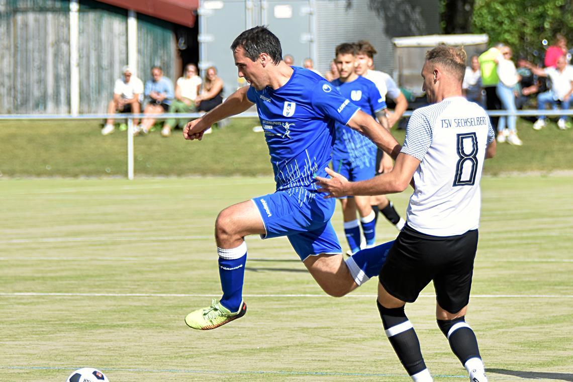 Nikolai Heyduk (blaues Trikot) und der SV Unterweissach sind auf einem guten Weg in Richtung Bezirksliga. Foto: Tobias Sellmaier