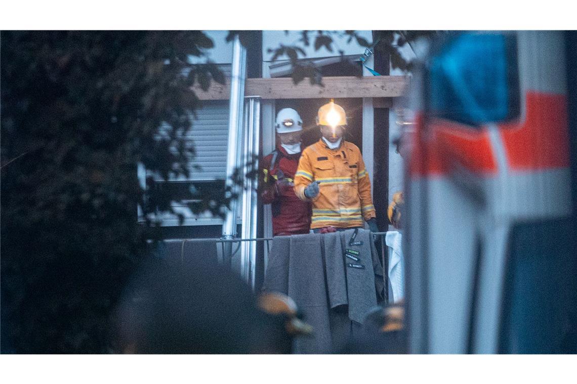 Noch am späten Abend gingen die Einsatzkräfte in das Gebäude.