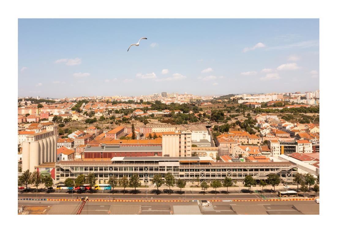 Noch ein Auslandsprojekt auf der Shortlist: Julian Breinersdorfer mit der „Factory Lisbon“ in Lissabon, Portugal. Architektur und Konzept wurden in einer interdisziplinären Zusammenarbeit entwickelt. Die denkmalgeschützte ehemalige Keks- und Nudelfabrik des portugiesischen Militärs aus dem Jahr 1973 befindet sich an der Hafenfront Lissabons in einem historischen Armeekomplex, der derzeit in das Innovationsviertel Hub Criativo de Beato umgewandelt wird.