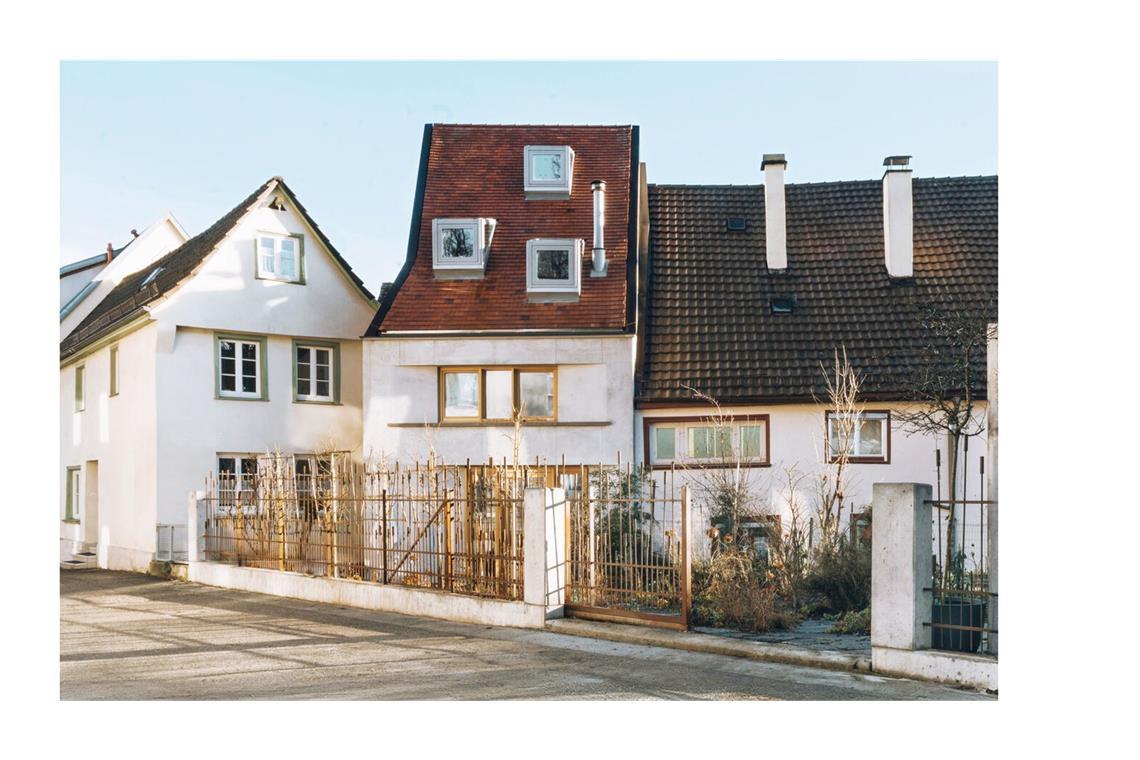 Noch ein Wohnhaus hatte Chancen auf den DAM-Preis: in Biberach ist  ein Infraleichtbetonhaus in der historischen Altstadt entstanden  von Architekten am Weinberg aus Biberach, die Architektin Inge Zalenga lebt selbst in dem Gebäude und hat das Nachbarhaus rechts sorgsam renoviert. Das neue Haus ersetzt ein baufällig gewordenes Einfamilienhaus.