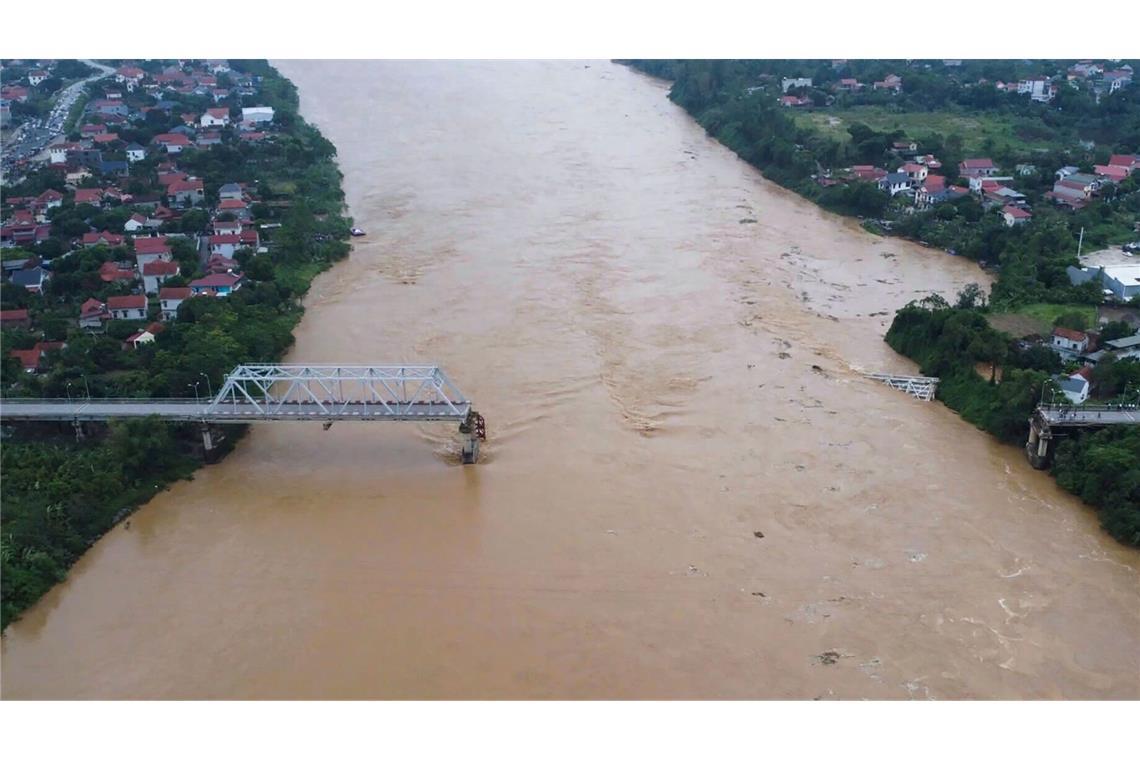 Nördlich von Hanoi stürzte am Montag eine vielbefahrene Brücke in den Roten Fluss - noch immer gibt es acht Vermisste.