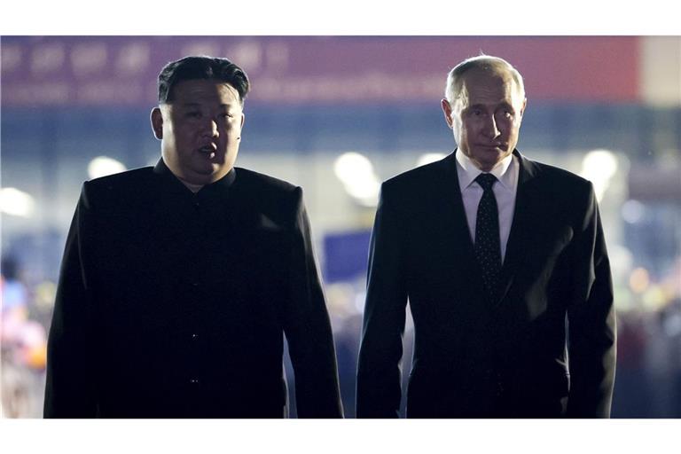 Nordkoreas „Oberster Führer“ Kim Jong-un (li.) mit Russlands Präsidenten Wladimir Putin bei dessen Staatsbesuch in Pjöngjang am 19. Juni 2024.