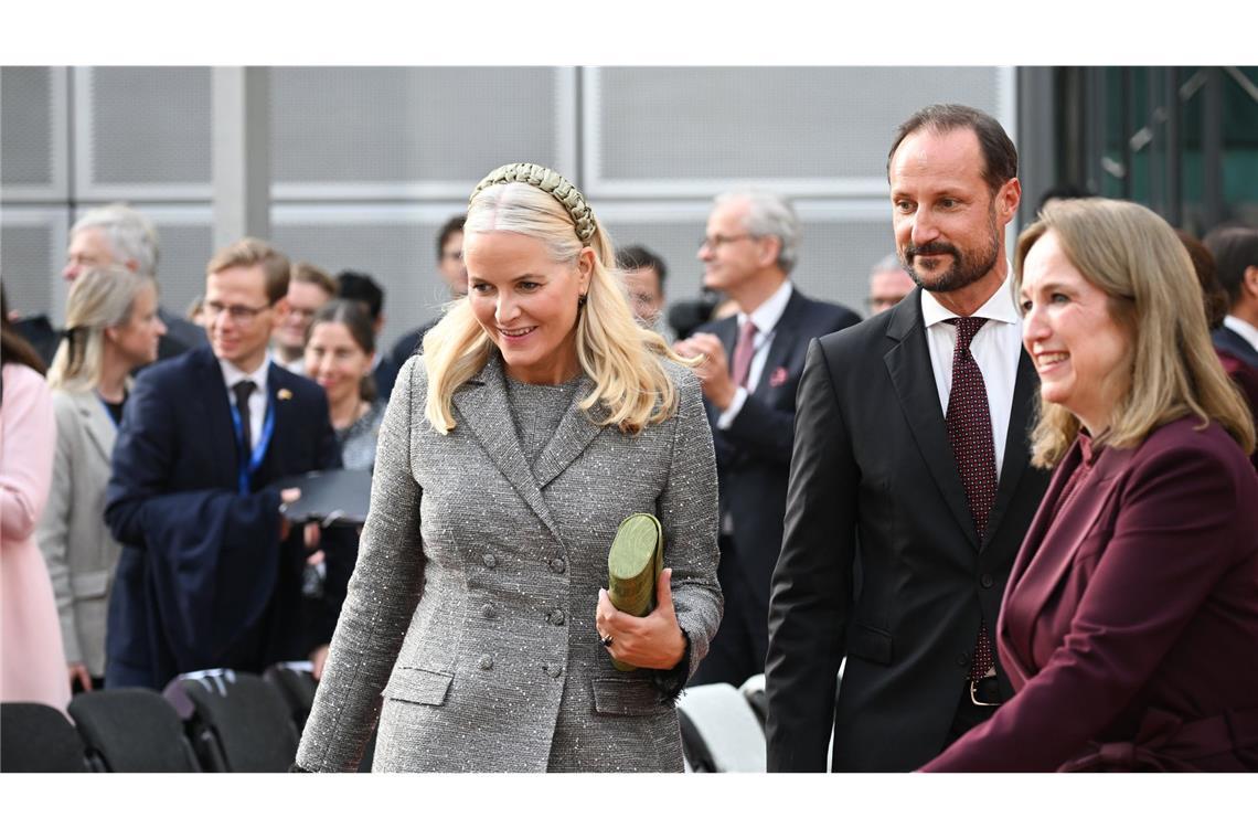 Norwegens Kronprinz Haakon und seine Frau Prinzessin Mette-Marit nehmen ihre Plätze ein.