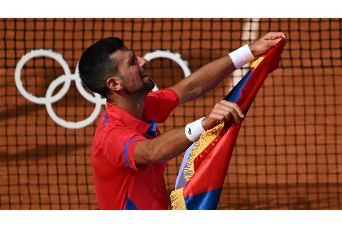 Novak Djokovic feiert seinen Olympiasieg emotional.