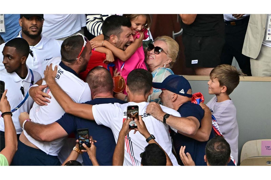 Novak Djokovic feiert seinen Olympiasieg emotional.