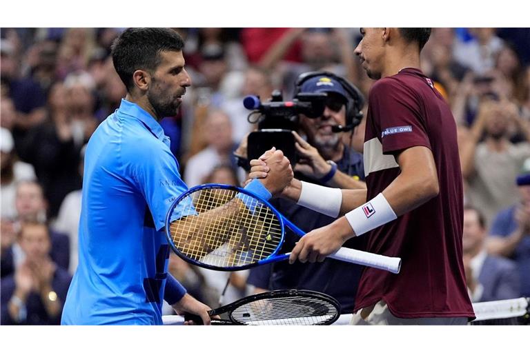 Novak Djokovic (l) gratuliert Alexei Popyrin.