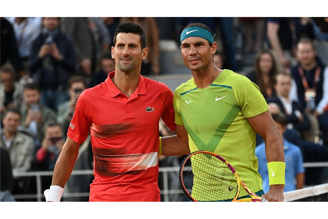 Novak Djokovic (l) richtet rührende Worte an Rafael Nadal nach dessen Rücktrittsankündigung.