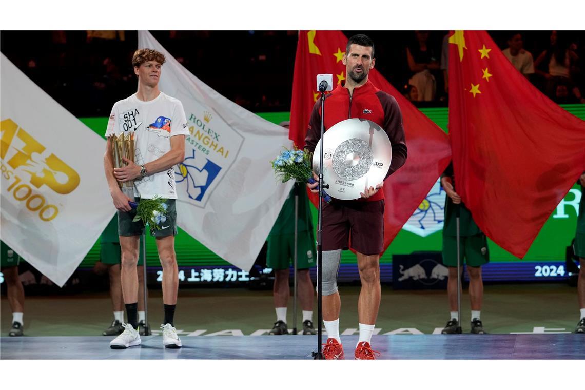 Novak Djokovic (r) blieb nur die Gratulation an Jannik Sinner.