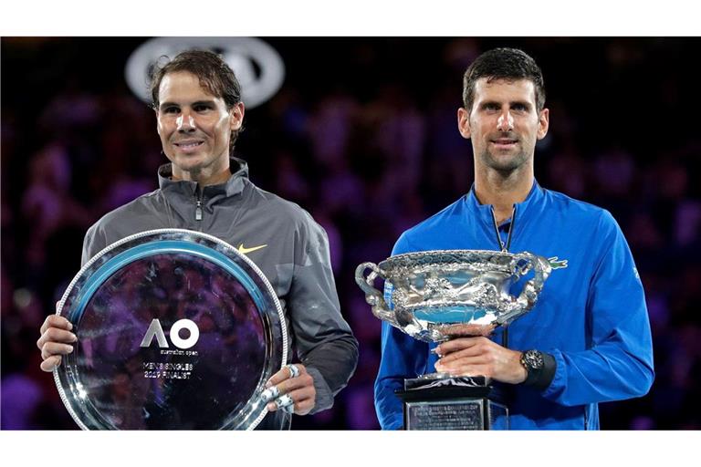 Novak Djokovic (r) will Rafael Nadal bei seinem letzten Spiel die Ehre erweisen.