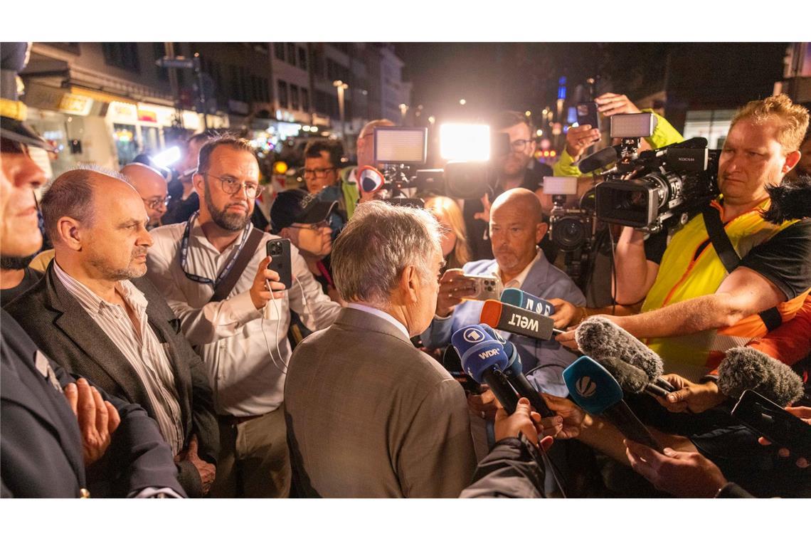 NRWs  Innenminister Herbert Reul macht sich in Solingen ein Bild vor Ort und gibt der Presse ein Statement.