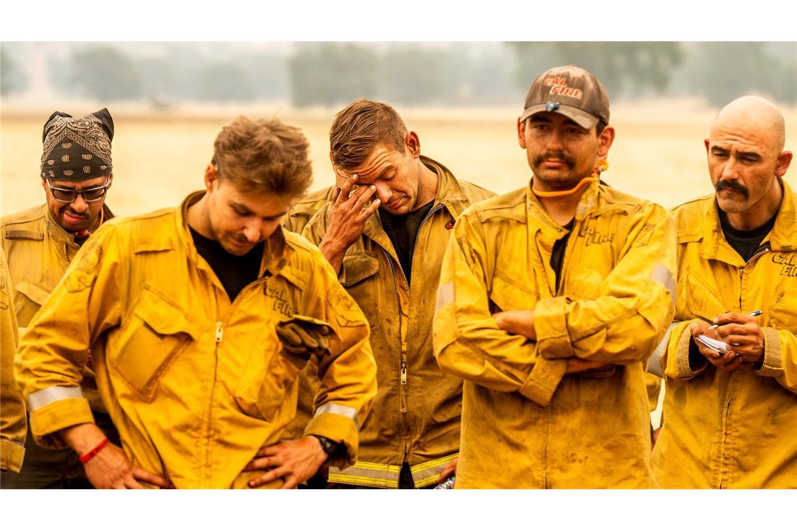 Nur eine kurze Pause für die Feuerwehrleute - das Park Fire in Tehama County in Kalifornien brennt weiter.