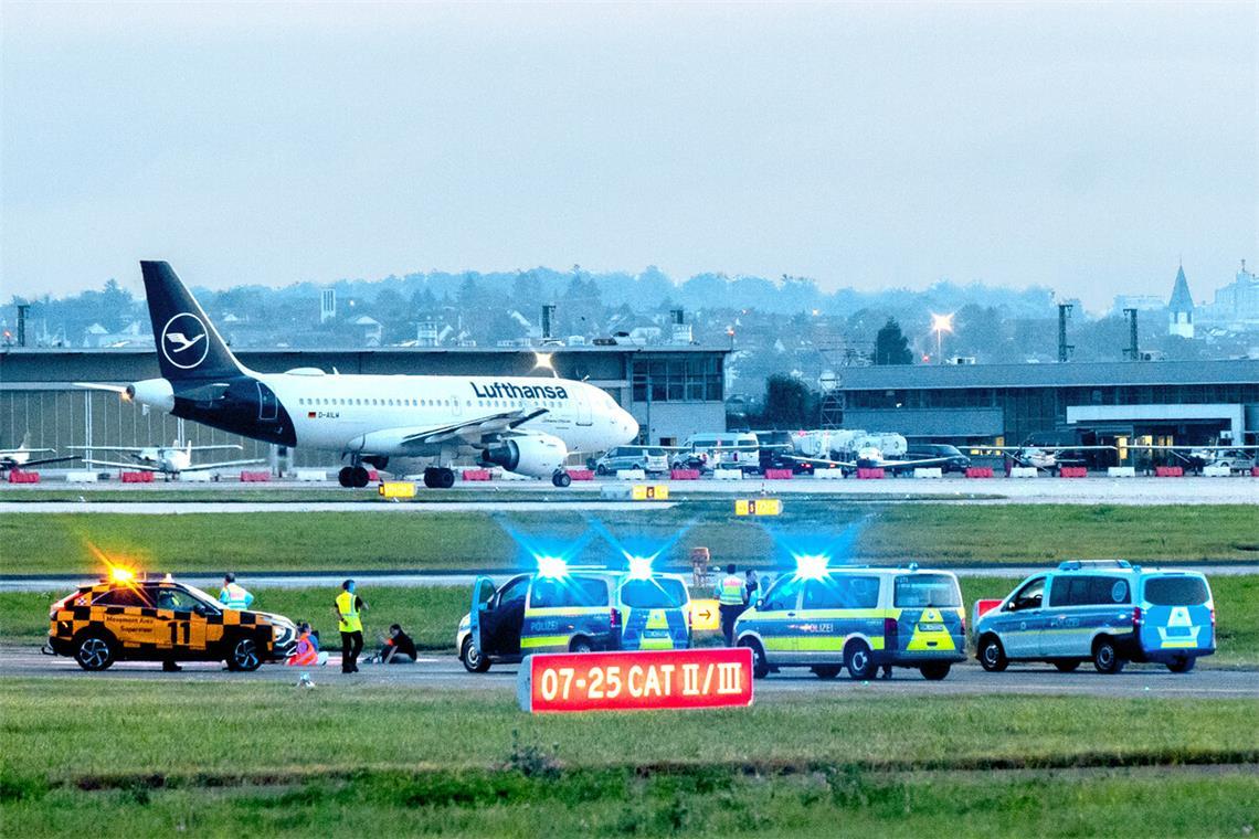 Obwohl sich zwei Frauen auf dem Rollfeld festgeklebt hatten, lief der Betrieb am Flughafen Stuttgart weiter.