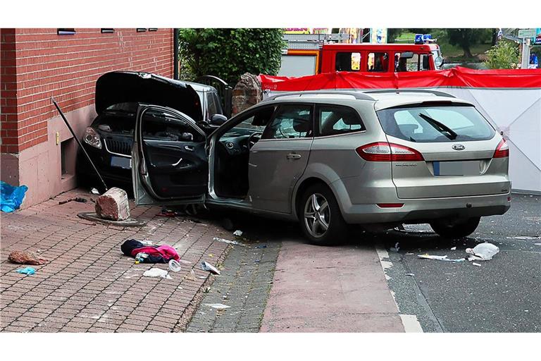 Offenbar vorsätzlich ist in Unterfranken ein Mann mit seinem Auto in eine Gruppe feiernder Menschen gefahren.