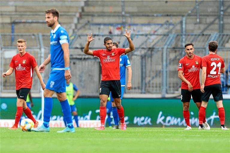 Offensivmann Orrin McKinze Gaines (Mitte) bejubelt in der 68. Minute den Großaspacher 1:0-Siegtreffer beim gestrigen Drittliga-Spiel in Magdeburg. Foto: M. Täger