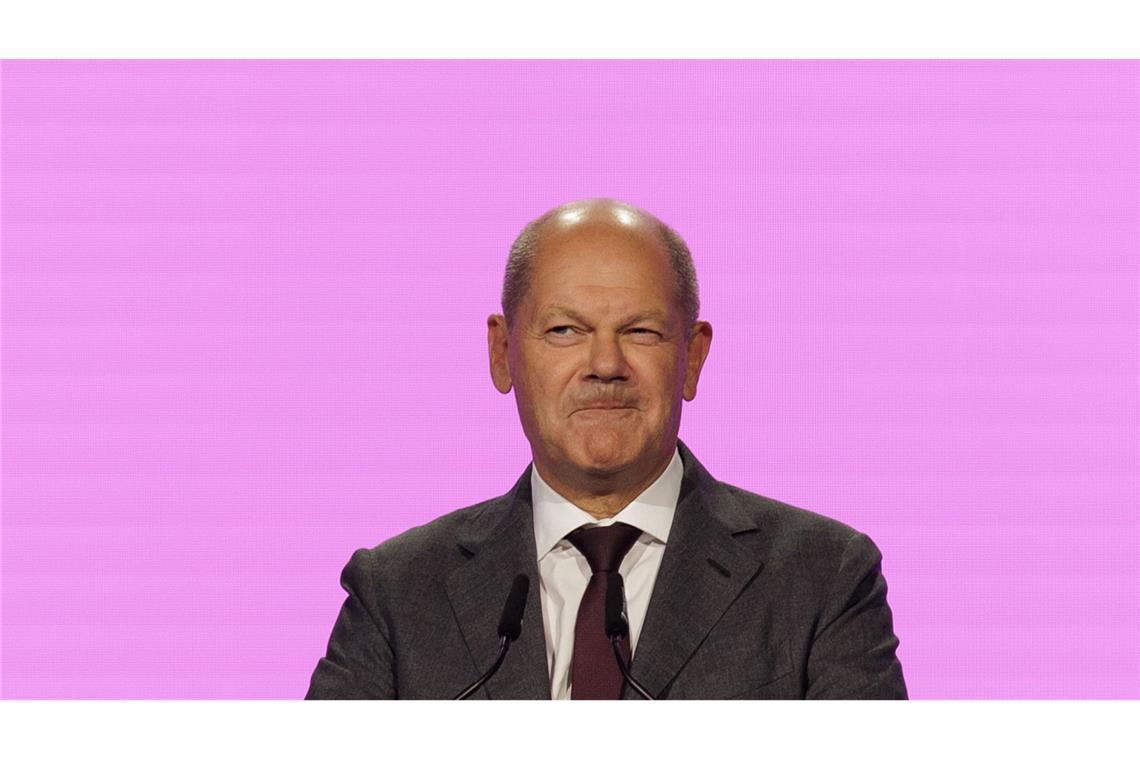 Olaf Scholz in einem ungewohnten Setting: Vor einem knallpinken Hintergrund auf der IFA 2024