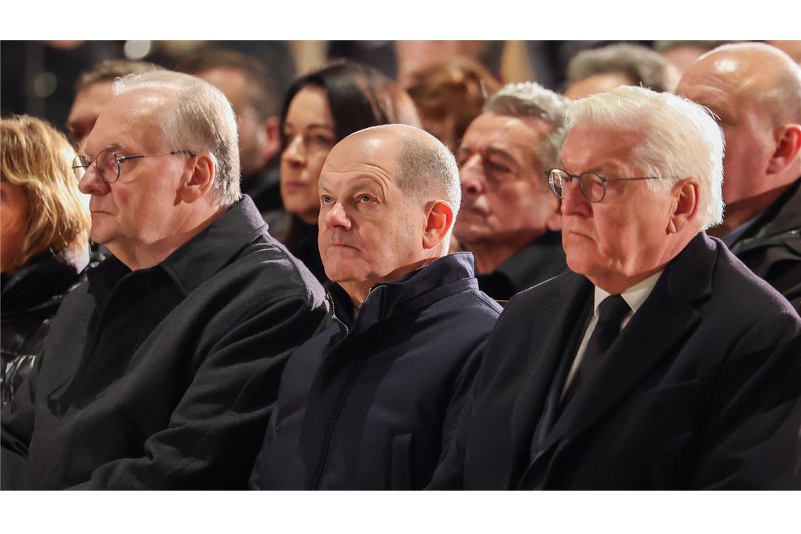 Olaf Scholz (Mitte) bei der Gedenkfeier für die Opfer des Anschlags in Magdeburg.