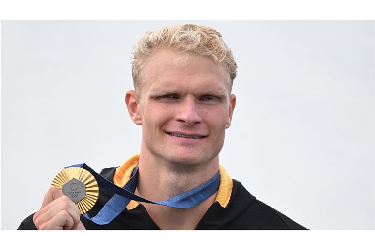 Oliver Zeidler präsentiert stolz eine Goldmedaille.