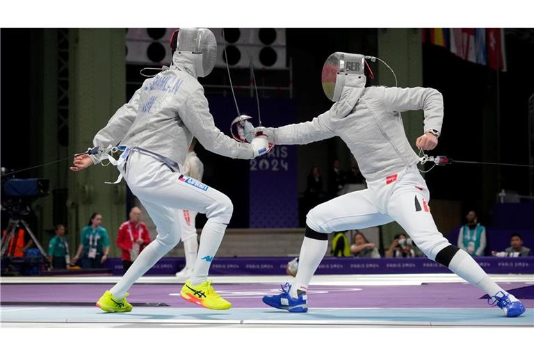 Olympische Spiele 2024 in Paris: Yousef Alshamlan (l) aus Kuweit und Deutschlands Matyas Szabo treten im Grand Palais in der Runde der letzten 32 im Säbel-Einzelwettbewerb der Männer an.