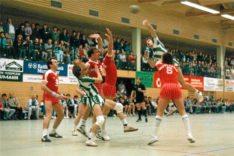 Oppenweilers Gemeindehalle war schon mehrfach Schauplatz von DHB-Pokalspielen. Auch in der Saison 1986/1987, als Zweitligist VfL Heppenheim (rote Trikots) für Wolfgang Schwenger (beim Wurf) und Co. ein zu hohes Hindernis war. Das 17:18 in Runde zwei bedeutete für den TVO das Aus. Foto: TVO-Archiv