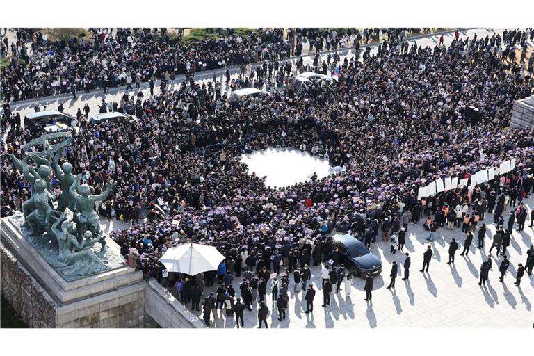 Oppositionsabgeordnete und Mitglieder einer Bürgerorganisation halten vor der Nationalversammlung in Seoul eine Kundgebung ab. Sie forderten den Rücktritt von Präsident Yoon.