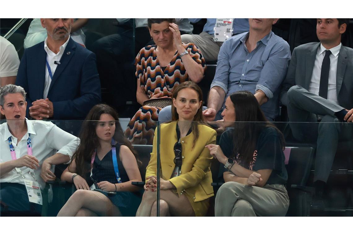 Oscar-Gewinnerin Natalie Portman sitzt in der Arena Bercy.