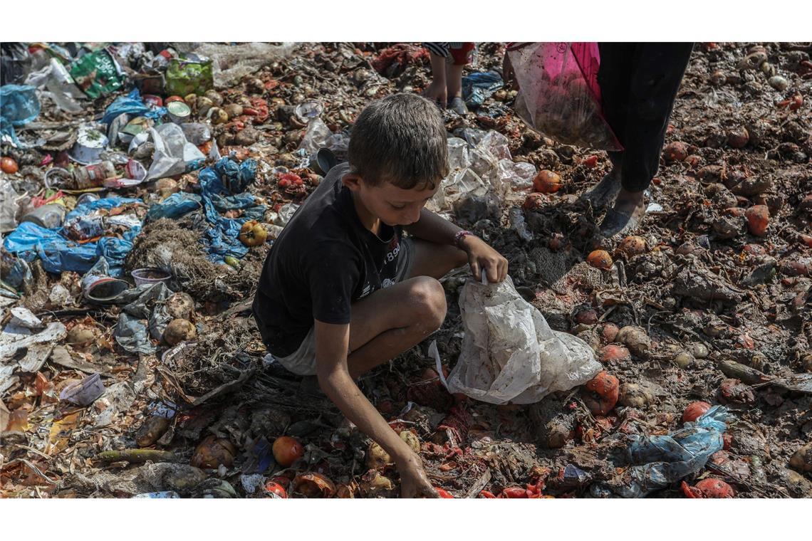 Palästinensische Kinder suchen im Müll nach Lebensmitteln. Für mehrere Experten, die den UN-Menschenrechtsrat beraten, besteht kein Zweifel, dass sich im Gazastreifen eine Hungersnot ausbreitet.