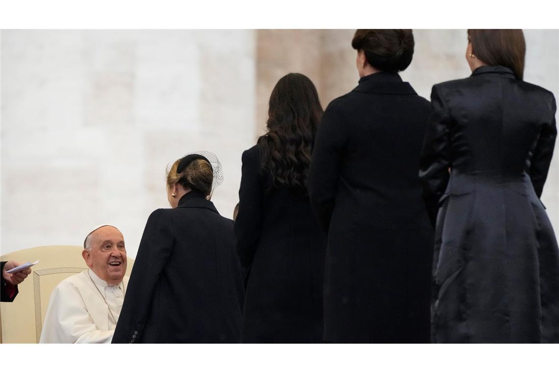 Papst Franziskus begrüßt die First Lady der Ukraine, Olena Selenska (2.v.l), während seiner wöchentlichen Generalaudienz auf dem Petersplatz im Vatikan.