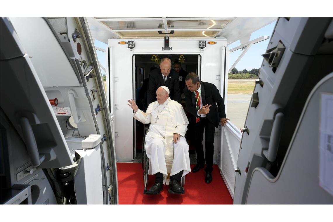 Papst Franziskus beim Einstiegen ins einzige größere Flugzeug von Aero Dili.