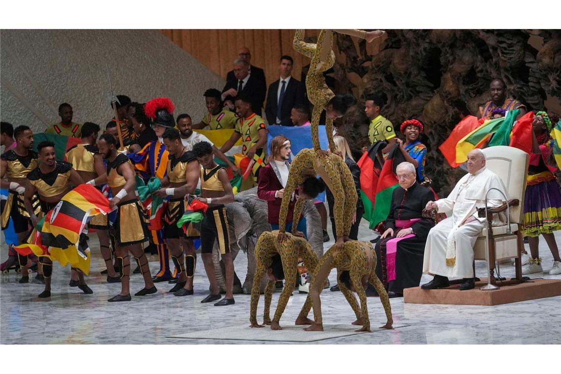 Papst Franziskus sieht während der wöchentlichen Generalaudienz in der Halle Paul VI. im Vatikan die Vorstellung einer Zirkustruppe an.