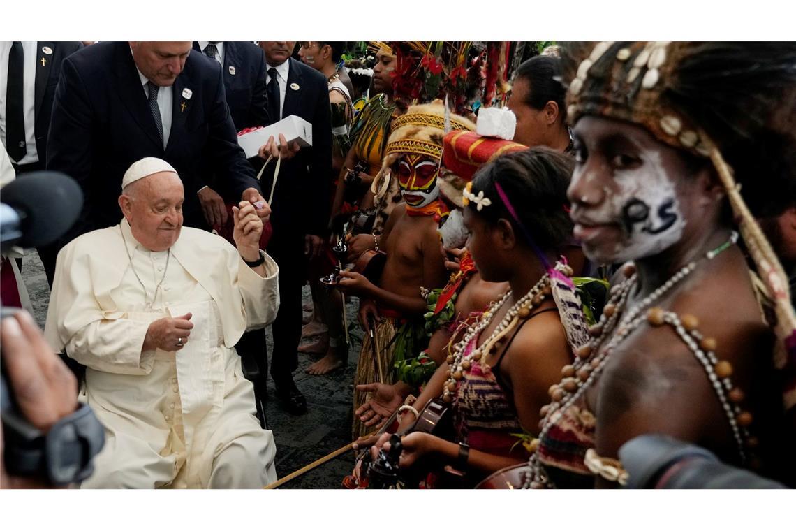 Papst Franziskus trifft Tänzer in traditionellen Kostümen bei seinem Besuch in Papua-Neuguinea.