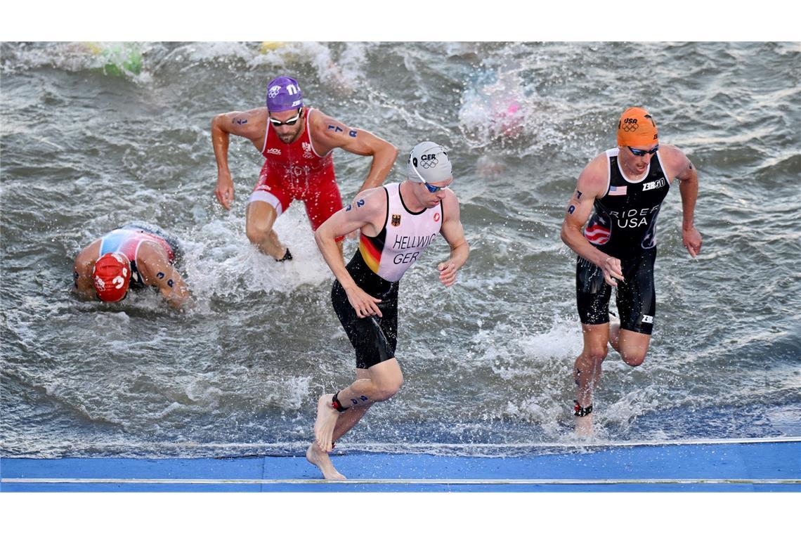 Paris 2024: Dynamisch läuft Tim Hellwig aus Deutschland (2vr) beim Triathlon aus dem Wasser.