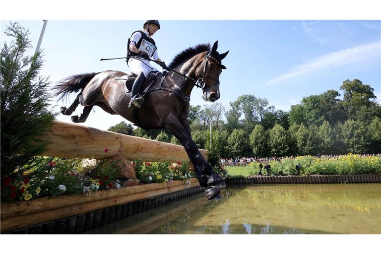 Paris 2024 - Pferdesport: Deutschlands Julia Krajewski reitet auf Nickel 21durch den Parcours.