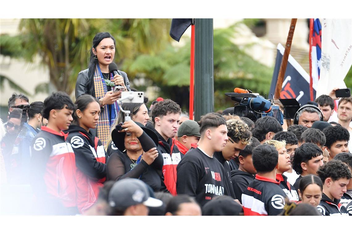 Parlamentsmitglied Hana-Rawhiti Maipi-Clarke spricht bei den Protesten.